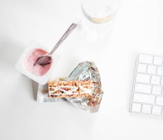 yoghurt_with_spoon
