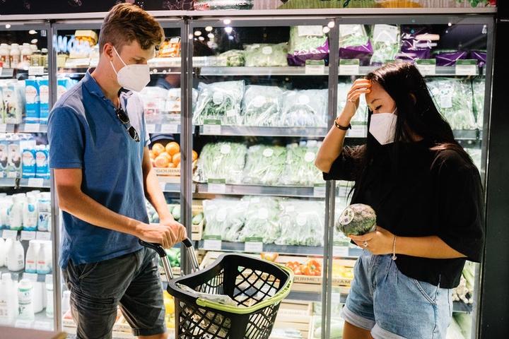 consumers_in_supermarket_wearing_masks_covid_19